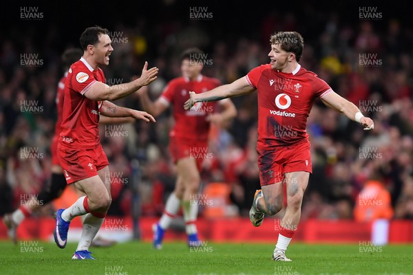 140326 - Wales v Italy - Guinness Men's Six Nations - Dan Edwards of Wales celebrates with team mates after kicking the ball to score a drop goal