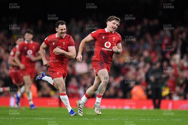 140326 - Wales v Italy - Guinness Men's Six Nations - Dan Edwards of Wales celebrates with team mates after kicking the ball to score a drop goal