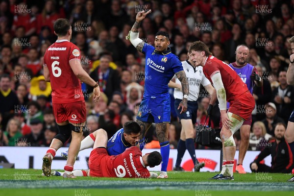 140326 - Wales v Italy - Guinness Men's Six Nations - Tommaso Allan of Italy scores a try