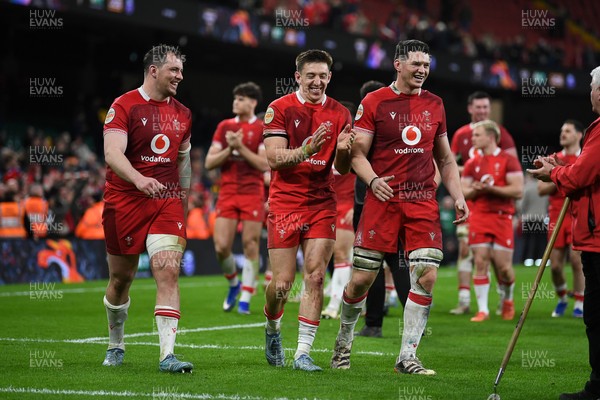 140326 - Wales v Italy - Guinness Men's Six Nations - Wales players celebrate the win at full time