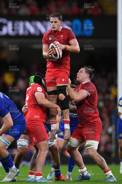 140326 - Wales v Italy - Guinness Men's Six Nations - Alex Mann of Wales of Wales wins the line-out