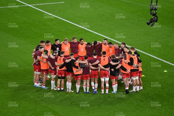 140326 - Wales v Italy - Guinness Men's Six Nations - Wales huddle