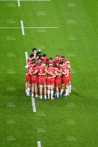140326 - Wales v Italy - Guinness Men's Six Nations - Wales huddle