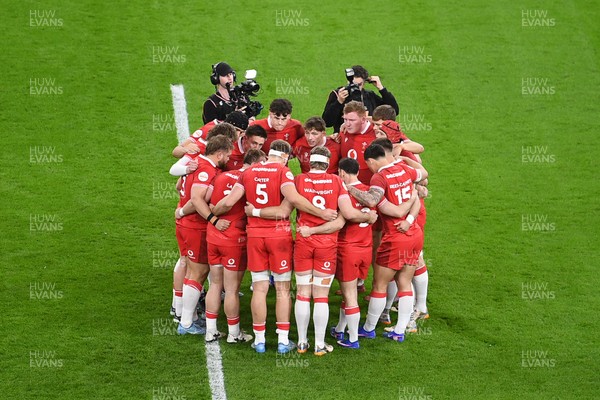140326 - Wales v Italy - Guinness Men's Six Nations - Wales huddle