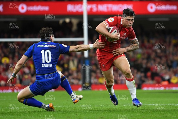 140326 - Wales v Italy - Guinness Men's Six Nations - Louis Rees-Zammit of Wales is challenged by Paolo Garbisi of Italy