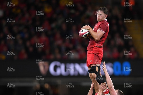 140326 - Wales v Italy - Guinness Men's Six Nations - Alex Mann of Wales wins the line-out 