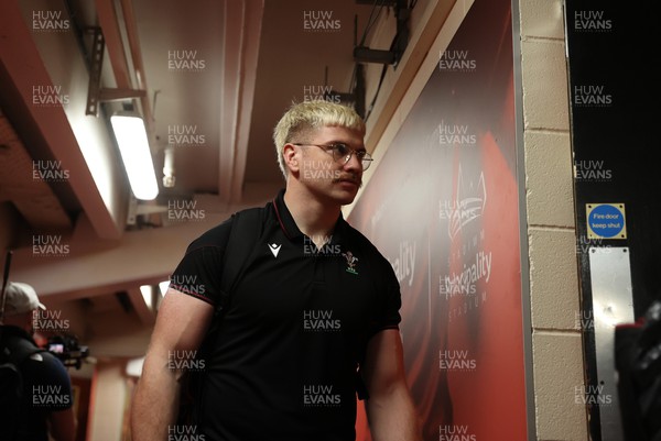 160324 - Wales v Italy - Guinness 6 Nations 2024 - Aaron Wainwright of Wales arrives at the stadium