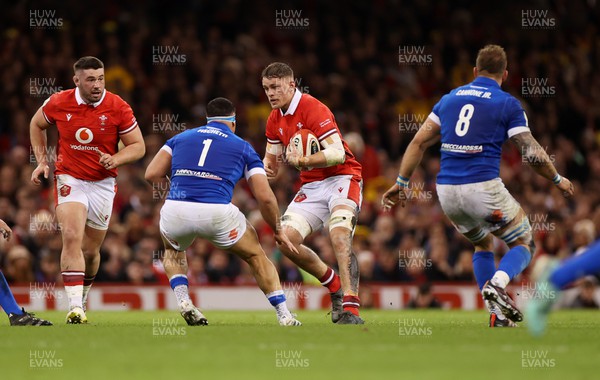 160324 - Wales v Italy - Guinness 6 Nations 2024 - Alex Mann of Wales is challenged by Danilo Fischetti of Italy 