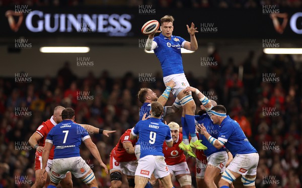 160324 - Wales v Italy - Guinness 6 Nations 2024 - Federico Ruzza of Italy wins the line out