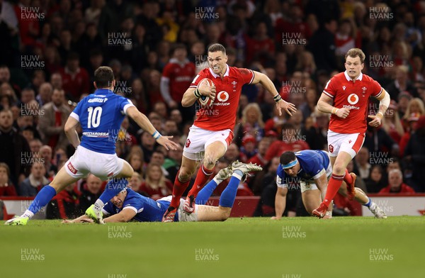 160324 - Wales v Italy - Guinness 6 Nations 2024 - George North of Wales makes a break