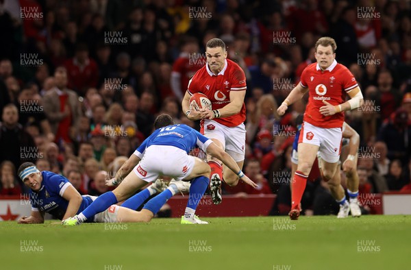 160324 - Wales v Italy - Guinness 6 Nations 2024 - George North of Wales makes a break
