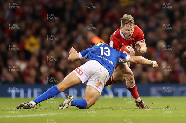 160324 - Wales v Italy - Guinness 6 Nations 2024 - Sam Costelow of Wales is tackled by Juan Ignacio Brex of Italy 