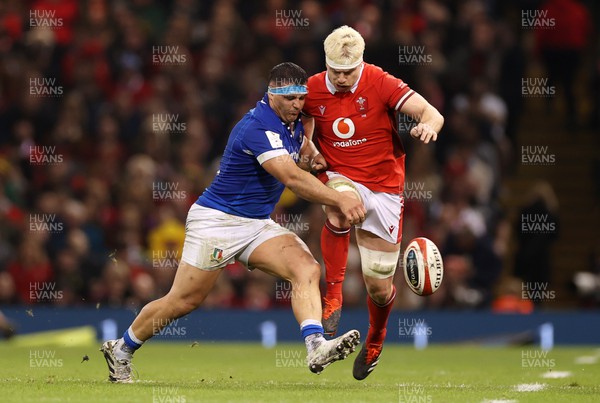 160324 - Wales v Italy - Guinness 6 Nations 2024 - Aaron Wainwright of Wales is challenged by Danilo Fischetti of Italy 