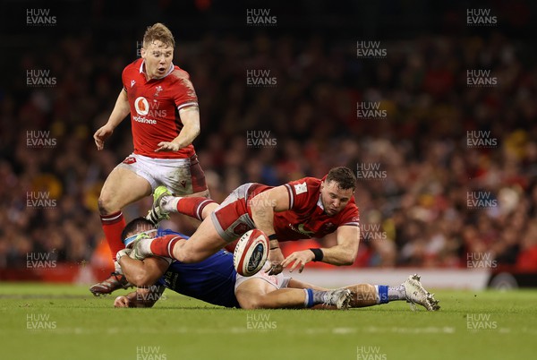 160324 - Wales v Italy - Guinness 6 Nations 2024 - Elliot Dee of Wales is tackled by Sebastian Negri of Italy 