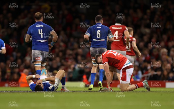160324 - Wales v Italy - Guinness 6 Nations 2024 - Mason Grady of Wales and Lorenzo Pani of Italy collide