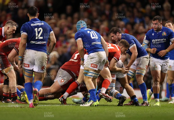 160324 - Wales v Italy - Guinness 6 Nations 2024 - Elliot Dee of Wales scores a try