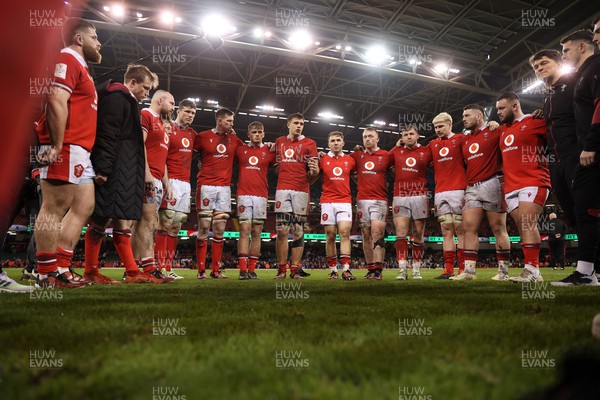 160324 - Wales v Italy - Guinness 6 Nations 2024 - Dafydd Jenkins of Wales leads the team huddle at full time