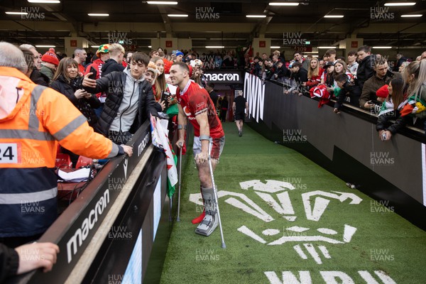 160324 - Wales v Italy - Guinness 6 Nations 2024 - George North of Wales thanks fans at full time