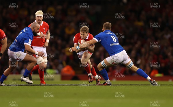 160324 - Wales v Italy - Guinness 6 Nations 2024 - Sam Costelow of Wales is tackled by Lorenzo Cannone of Italy 