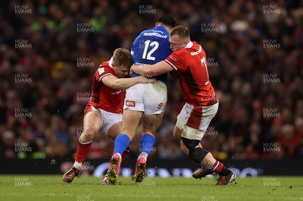 160324 - Wales v Italy - Guinness 6 Nations 2024 - Sam Costelow and Tommy Reffell of Wales tackle Tommaso Menoncello of Italy 