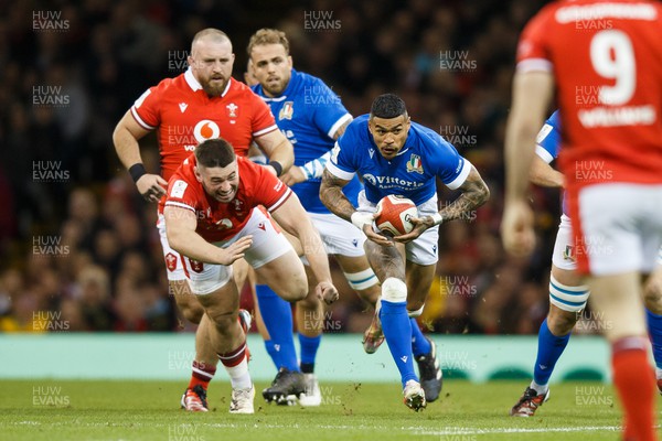 160324 - Wales v Italy - Guinness Six Nations - Monty Ioane of Italy makes a break