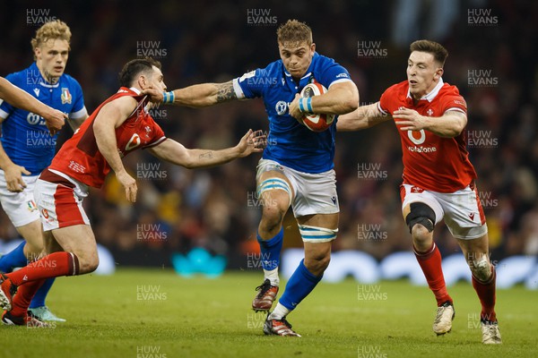160324 - Wales v Italy - Guinness Six Nations - Lorenzo Cannone of Italy hands off Tomos Williams of Wales