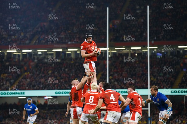160324 - Wales v Italy - Guinness Six Nations - Adam Beard of Wales wins a lineout