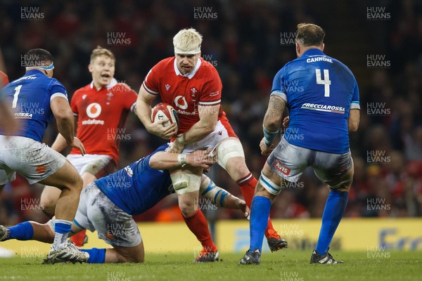 160324 - Wales v Italy - Guinness Six Nations - Aaron Wainwright of Wales on the charge