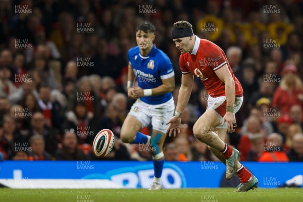 160324 - Wales v Italy - Guinness Six Nations - Mason Grady of Wales picks up the ball before racing in for a try