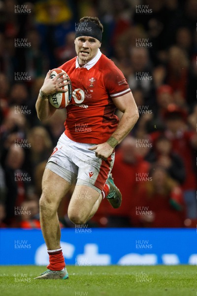 160324 - Wales v Italy - Guinness Six Nations - Mason Grady of Wales runs in to score a try