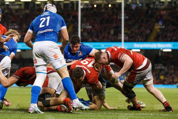 160324 - Wales v Italy - Guinness Six Nations - Will Rowlands of Wales drives over the line to score a try