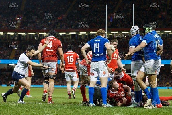 160324 - Wales v Italy - Guinness Six Nations - Referee Mathieu Raynal awards a try as Will Rowlands of Wales goes over