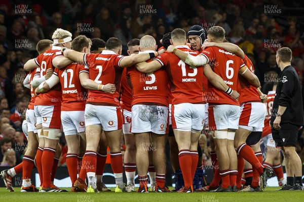 160324 - Wales v Italy - Guinness Six Nations - Wales team go into a huddle before the match