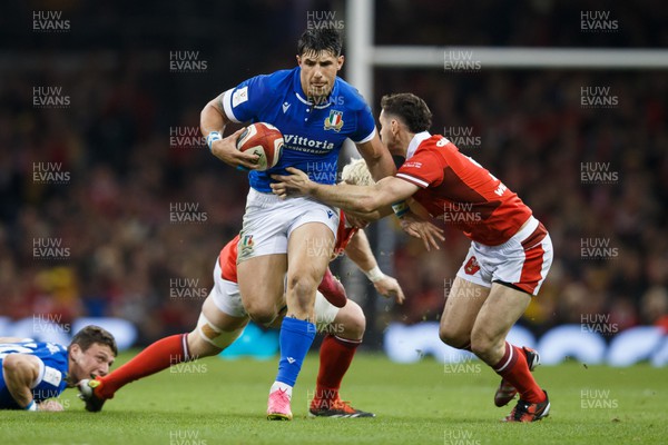 160324 - Wales v Italy - Guinness Six Nations - Tommaso Menoncello of Italy tries to get away from Tomos Williams of Wales
