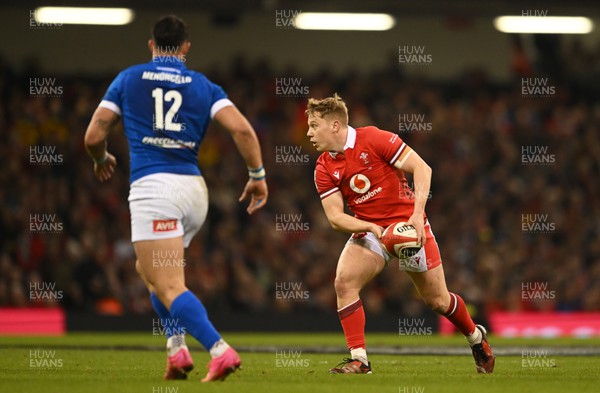 160324 - Wales v Italy - Guinness Six Nations - Sam Costelow of Wales looks to break past Tommaso Menoncello of Italy  