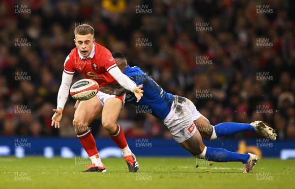 160324 - Wales v Italy - Guinness Six Nations - Cameron Winnett of Wales  looks to break past Monty Ioane of Italy  