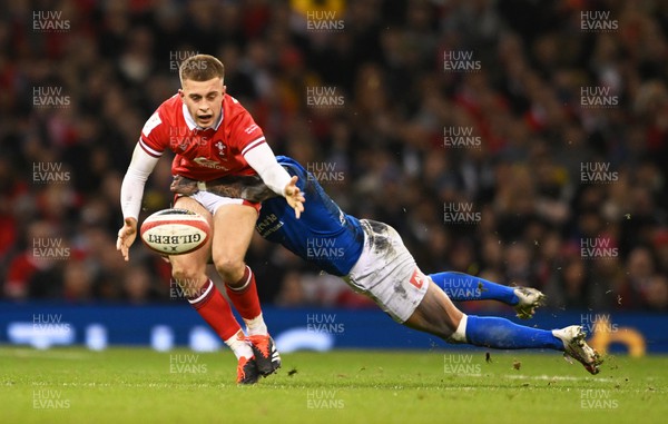 160324 - Wales v Italy - Guinness Six Nations - Cameron Winnett of Wales  looks to break past Monty Ioane of Italy  