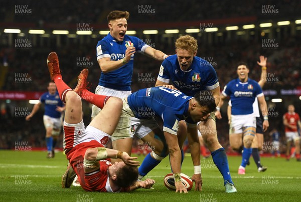 160324 - Wales v Italy - Guinness Six Nations - Lorenzo Pani of Italy  celebrates their sides second try