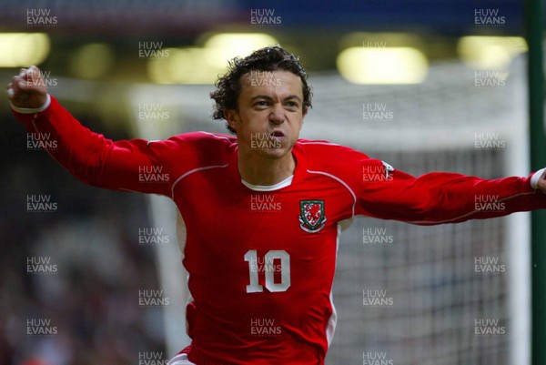 161002 - Wales v Italy - UEFA European Championship Qualifying -  Wales Simon Davies celebrates goal