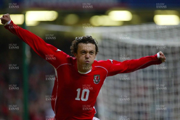 161002 - Wales v Italy - UEFA European Championship Qualifying -  Wales Simon Davies celebrates goal