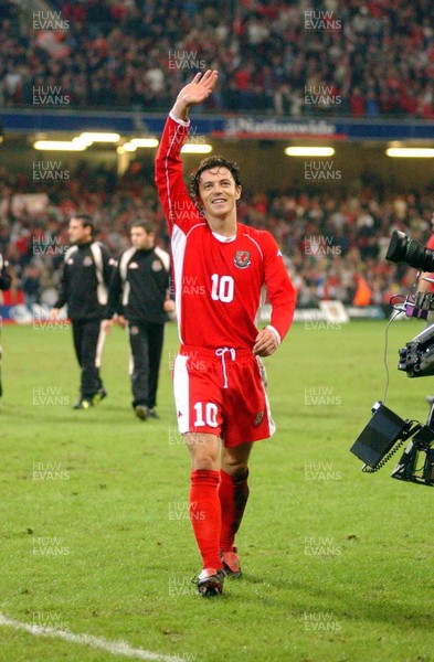 161002 - Wales v Italy - UEFA European Championship Qualifying -  Goalscorer Simon Davies waves to the crowd as he leaves the pitch at full time