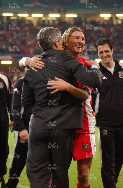 161002 - Wales v Italy - UEFA European Championship Qualifying -  Wales' Robbie Savage is congratulated by Wales boss Mark Hughes as his team leave the field