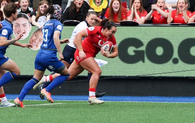 170526 - Wales v Italy, 2026 Guinness Women’s 6 Nations - Courtney Keight of Wales dives in to score try