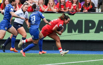 170526 - Wales v Italy, 2026 Guinness Women’s 6 Nations - Courtney Keight of Wales dives in to score try