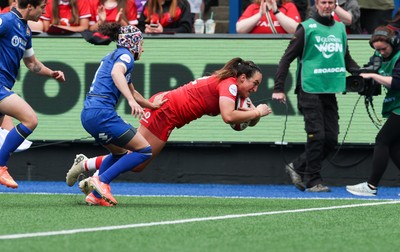 170526 - Wales v Italy, 2026 Guinness Women’s 6 Nations - Courtney Keight of Wales dives in to score try