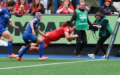 170526 - Wales v Italy, 2026 Guinness Women’s 6 Nations - Courtney Keight of Wales dives in to score try
