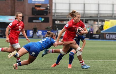 170526 - Wales v Italy, 2026 Guinness Women’s 6 Nations - Carys Cox of Wales races in to score try