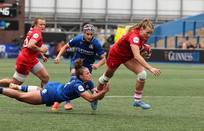 170526 - Wales v Italy, 2026 Guinness Women’s 6 Nations - Carys Cox of Wales races in to score try