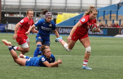 170526 - Wales v Italy, 2026 Guinness Women’s 6 Nations - Carys Cox of Wales races in to score try