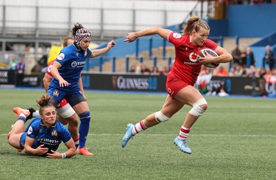 170526 - Wales v Italy, 2026 Guinness Women’s 6 Nations - Carys Cox of Wales races in to score try